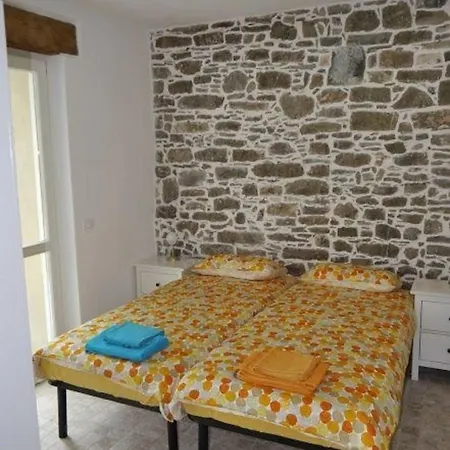 Ferienhaus In Stellanello Mit Terrasse, Grill Und Garten